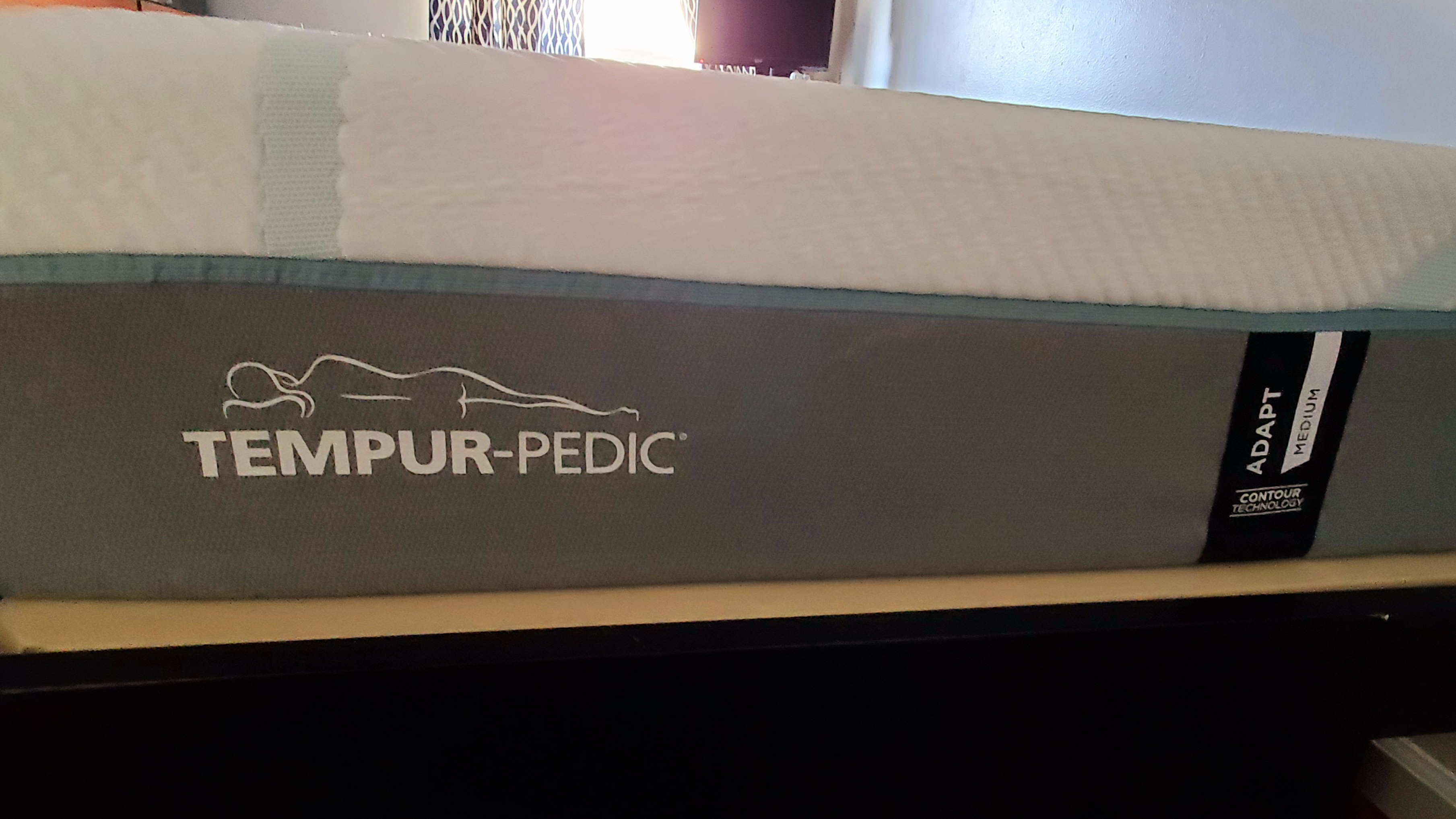 Düşük profilli bir platform yatağında Tempur-Pedic Tempur-Adapt Mattress'in yakın çekimi