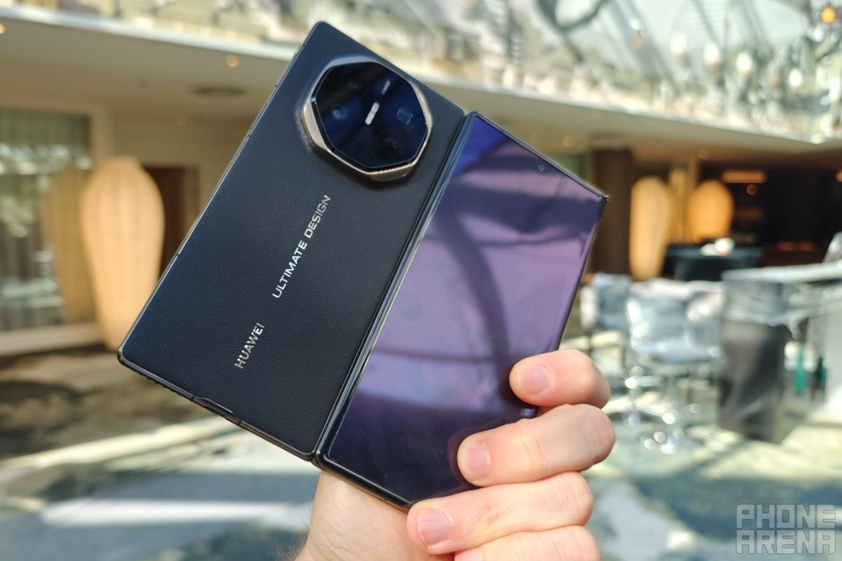 Öncü Huawei Mate XT'nin ayrı bir kapak ekranı yok. | Resim Kredisi - Phonearena - Samsung'un ilk üç katlı cihazının Galaxy Z Fold 7 ile ortak bir yanı olabilir