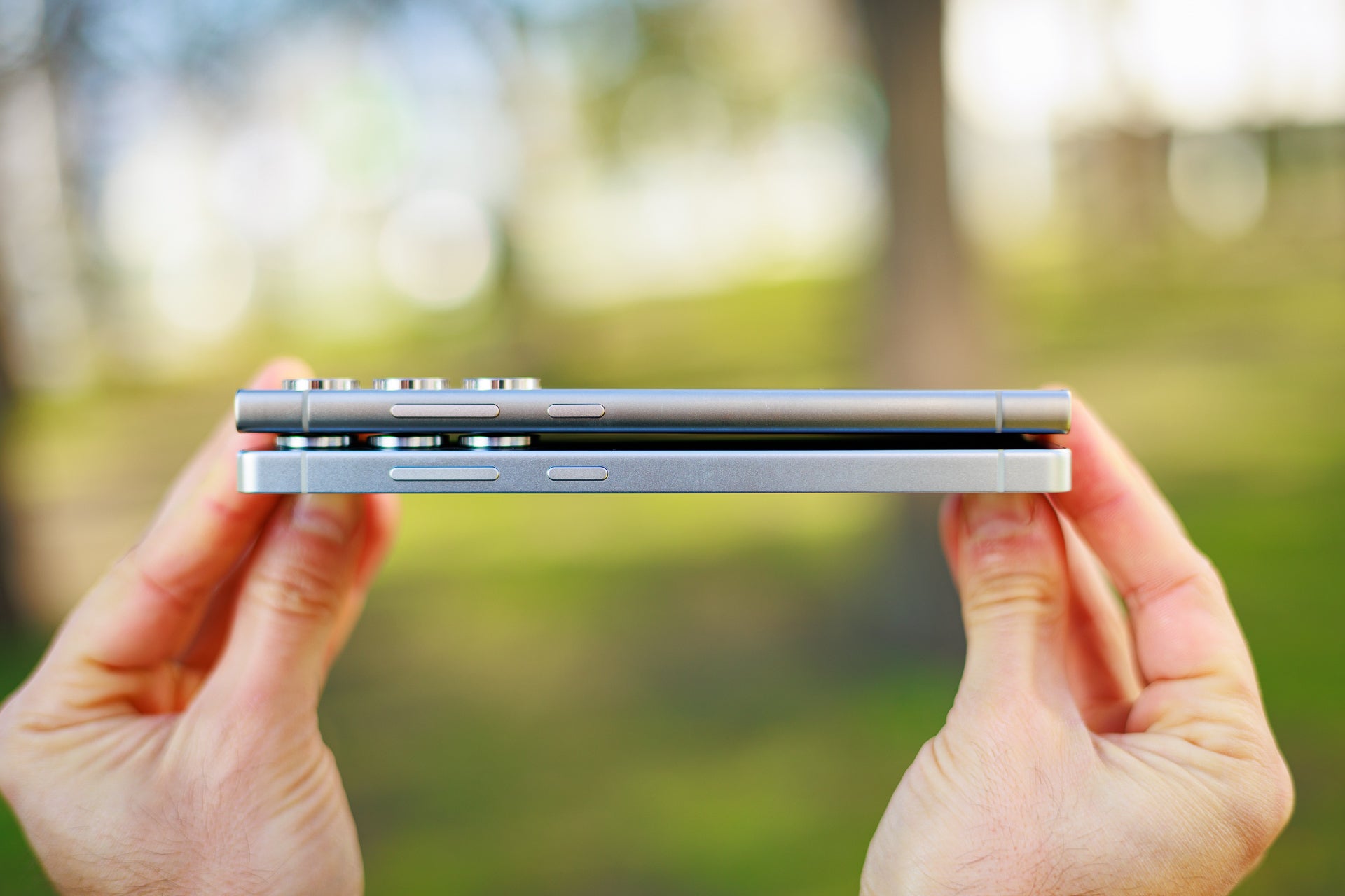 İşte S25 ultra (alt) ve S24 ultra (üst) arasındaki vücut kalınlığı farkı. | Görüntü Phonearena - Yeni Galaxy S25 Edge Report Places Serbest Baharda Erken İlkbahar