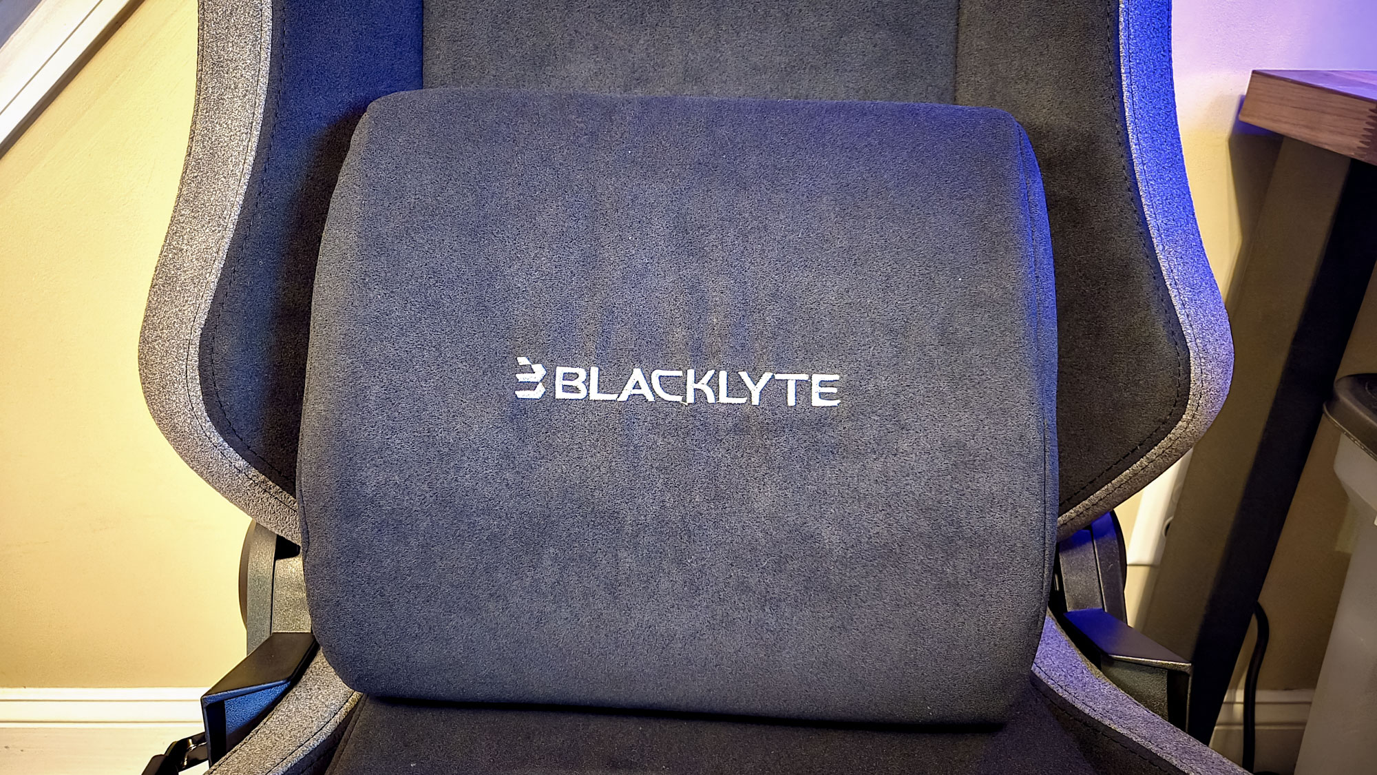 Blacklyte Athena ile birlikte gelen bel yastığının yakın çekimi