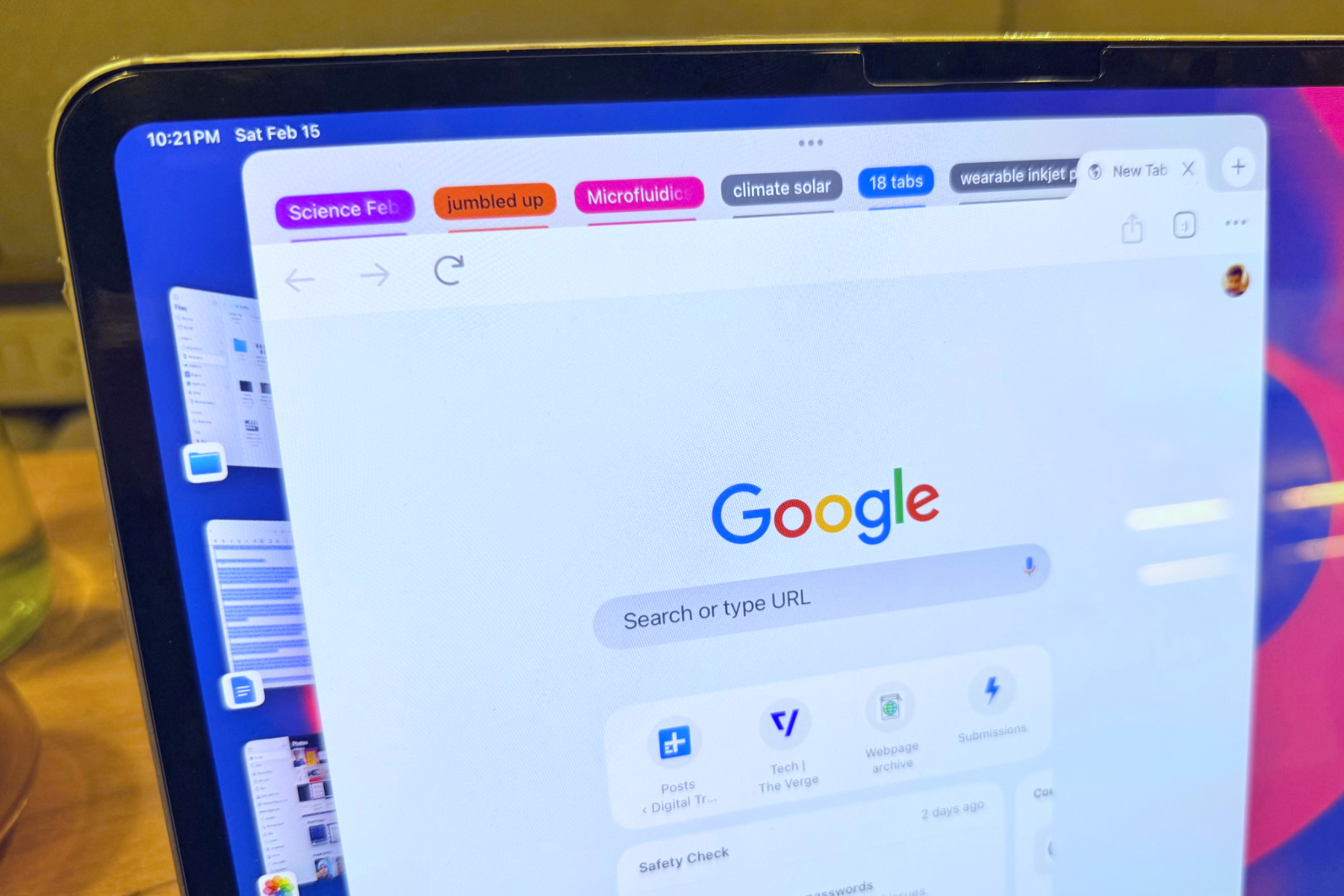 Bir iPad'de görünen senkronize sekme gruplarının görünümü.