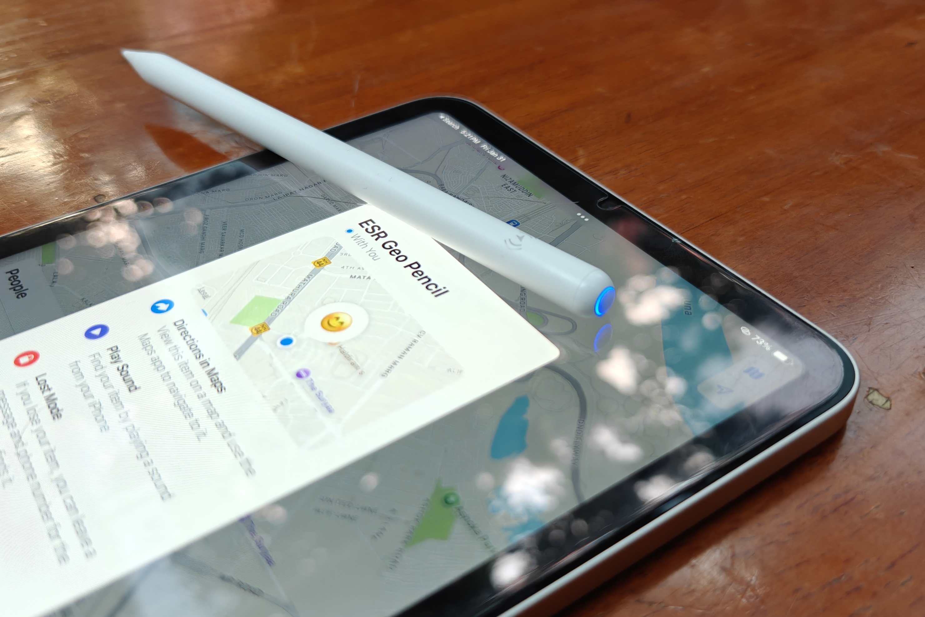 Bir iPad üstünde ESR GEO Dijital Kalem Yan Görünümü.