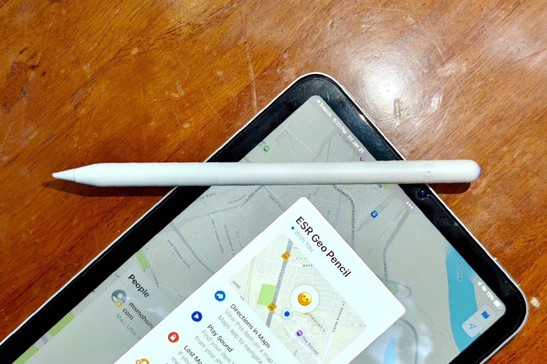 IPad ekranının üzerine yerleştirilen ESR GEO dijital kalem.
