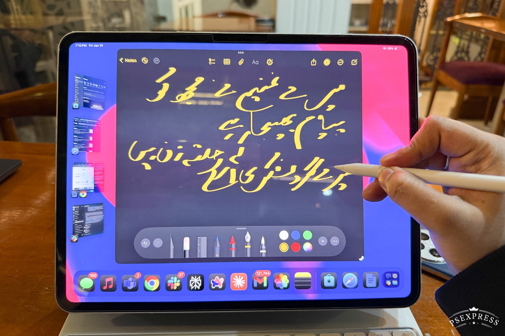 M4 iPad Pro'da ESR GEO Dijital Kalemini kullanarak Arapça senaryo yazma.