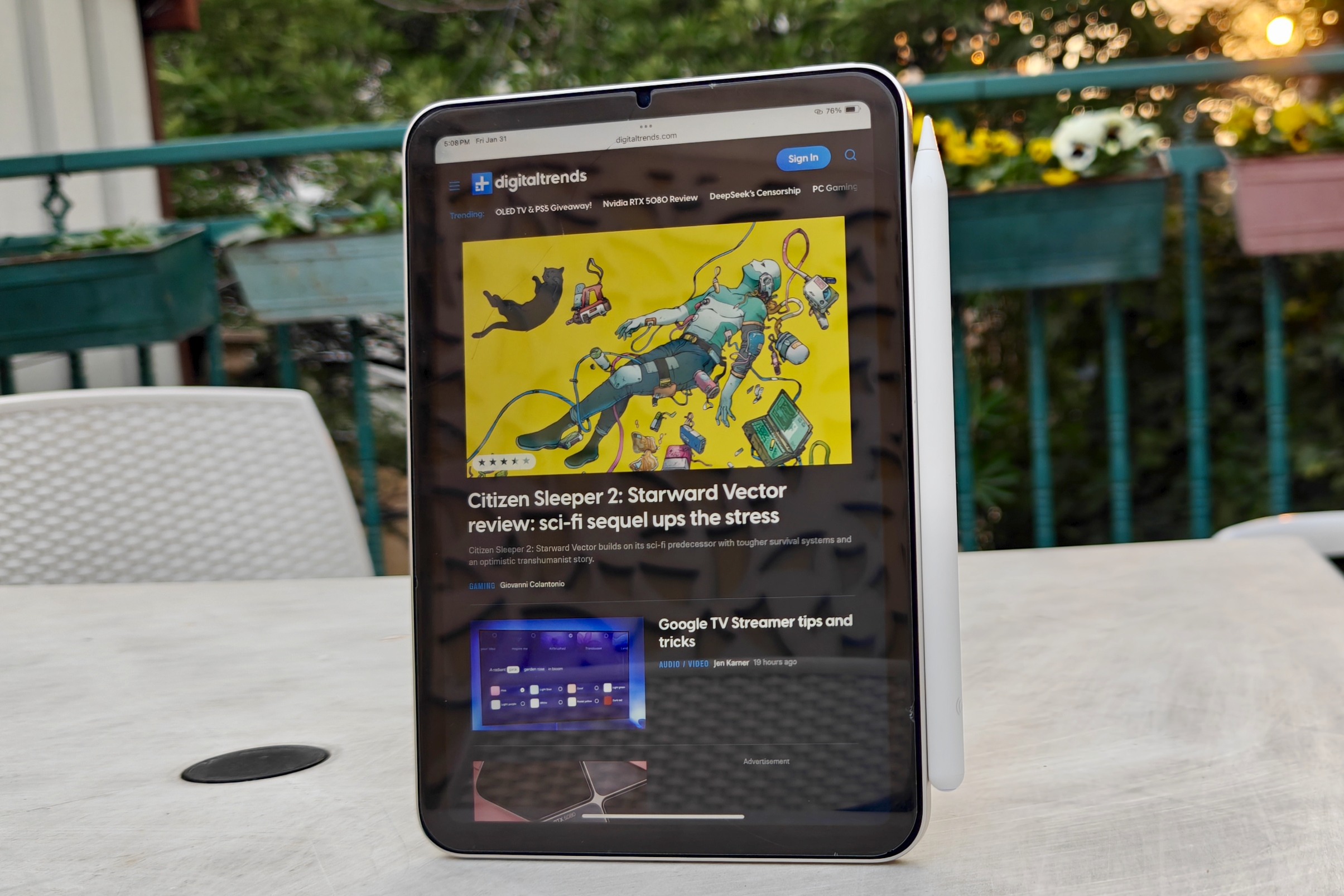 ESR GEO Dijital Kalem Bir iPad'e manyetik olarak bağlı.