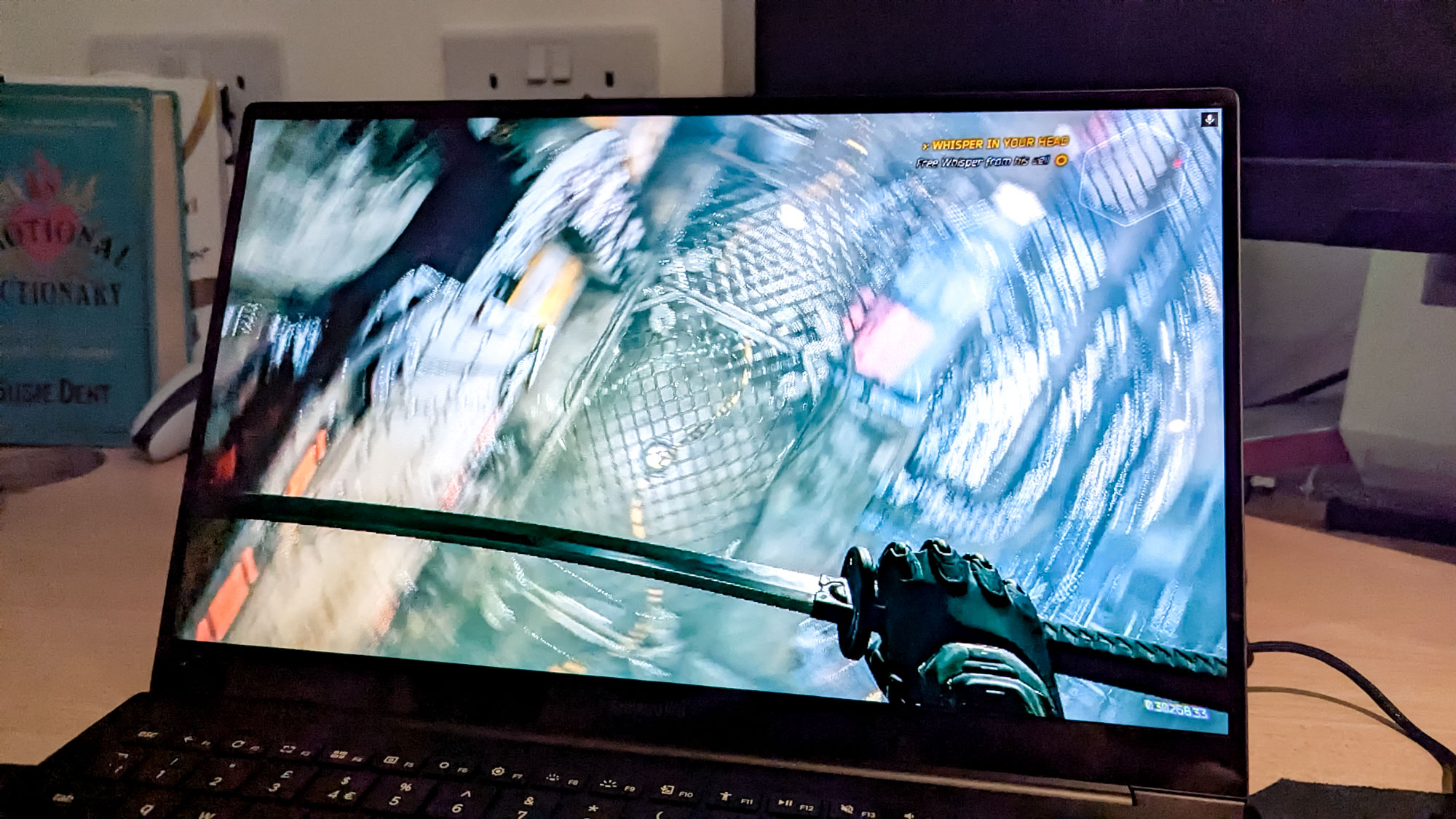 Samsung Galaxy Chromebook Plus Sergilenen Ghostrunner oynuyor