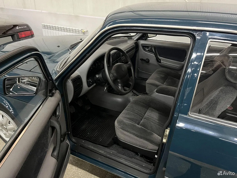 Rusya'da 24 yaşındaki yeni bir Volga GAZ-3110 özel bir koleksiyondan satıyorlar. Fiyat - sadece 2 milyon ruble