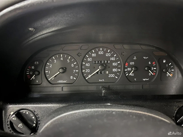 Rusya'da 24 yaşındaki yeni bir Volga GAZ-3110 özel bir koleksiyondan satıyorlar. Fiyat - sadece 2 milyon ruble
