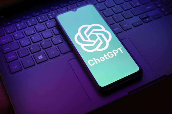 Chatgpt logosu bir akıllı telefon ekranında görünür