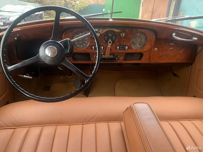 Rusya'da, en nadir Bentley S1 20 milyon ruble için satıldı-bu Rolls-Royce Silver Cloud'un neredeyse doğru bir kopyası