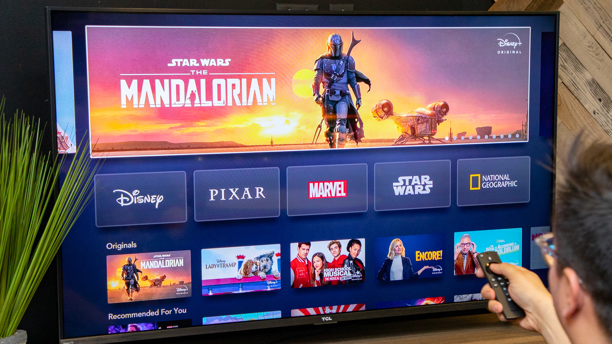 Disney Plus'ı inceliyor