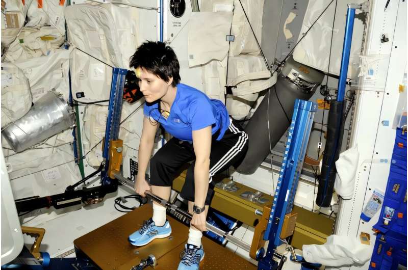 İtalyan astronot Samantha Cristoforetti, mikro yerçekiminde halterlemeyi simüle etmek için uluslararası uzay istasyonunda gelişmiş dirençli egzersiz cihazını kullanıyor. Kredi: NASA / ESA Atlama egzersizleri, ay ve Mars'taki astronotlara yardımcı olabilir
