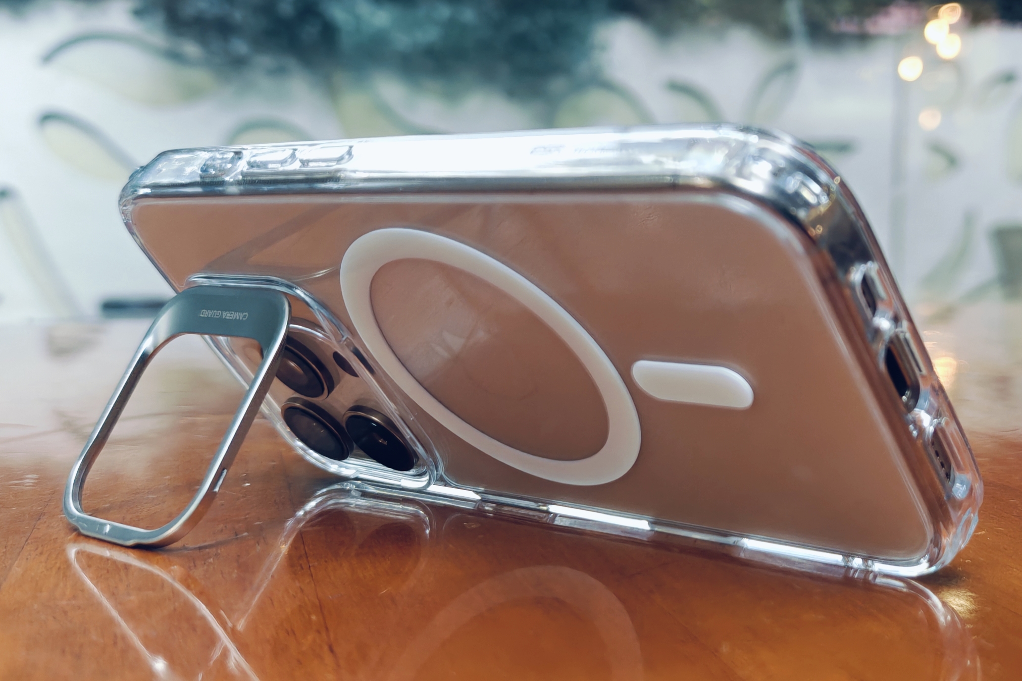 ESR Halo Kilit Kılıfında Kickstand'ı sergiliyor.