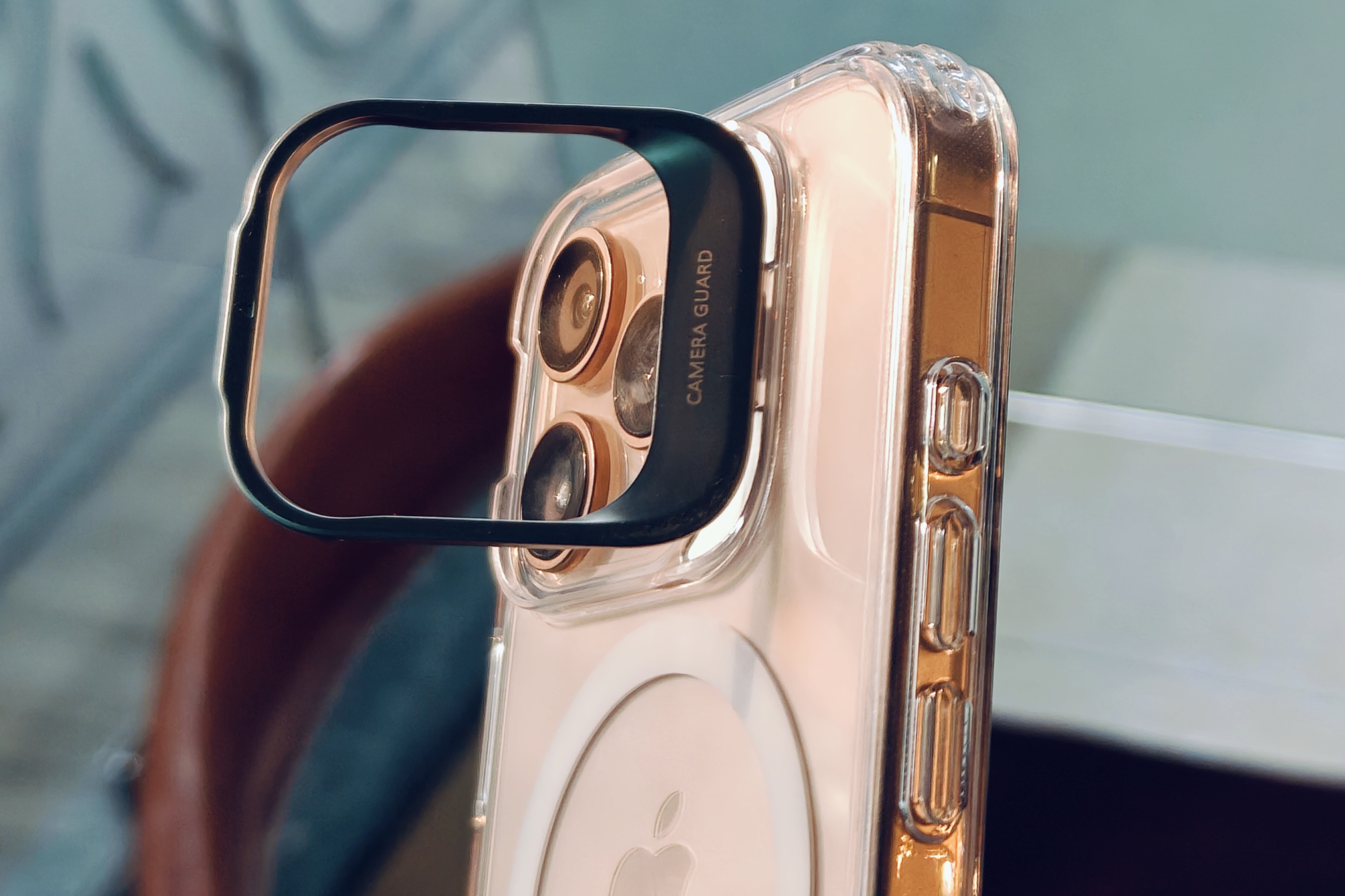 ESR Halo Kilit Kılıfında Kickstand Flep'i açın.