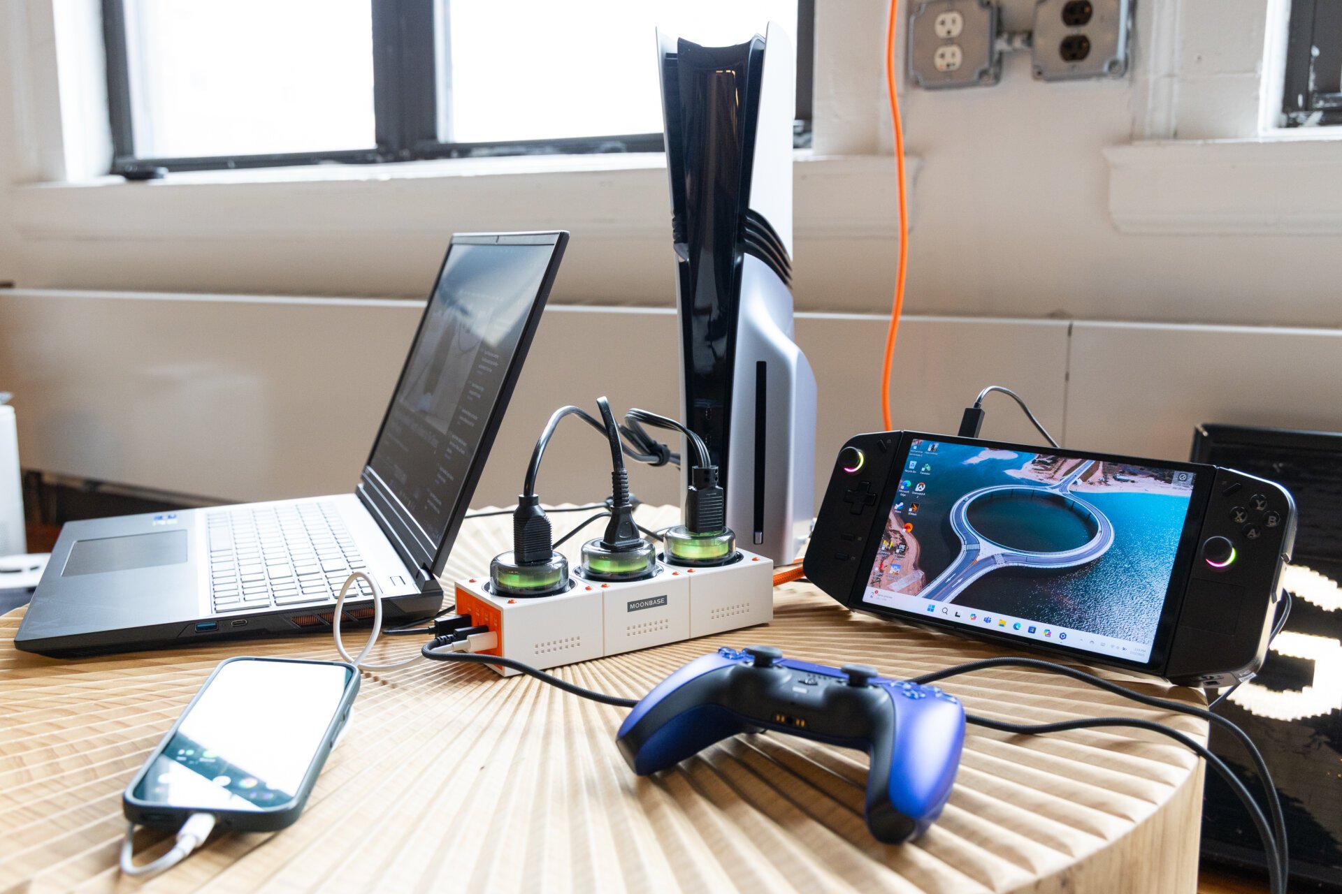 Genki Moonbase Power Strip Bir Dizüstü Bilgisayar, PS5 Pro, Lenovo Legion Go, iPhone 16 Pro ve Blue DualSense Denetleyicisi