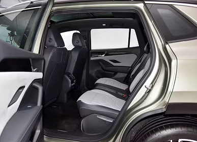 Bu en son Volkswagen Tayron L. Resmi prömiyerinden iki hafta önce arabanın canlı fotoğrafları