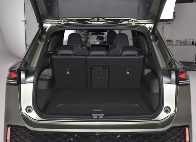 Bu en son Volkswagen Tayron L. Resmi prömiyerinden iki hafta önce arabanın canlı fotoğrafları