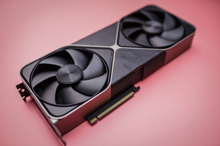 RTX 5080 pembe bir arka plan üzerinde oturuyor.