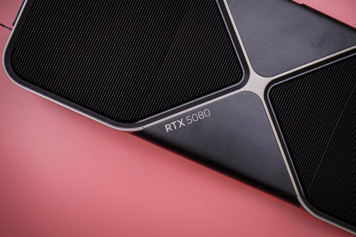 Nvidia GeForce RTX 5080 üzerinde logo.