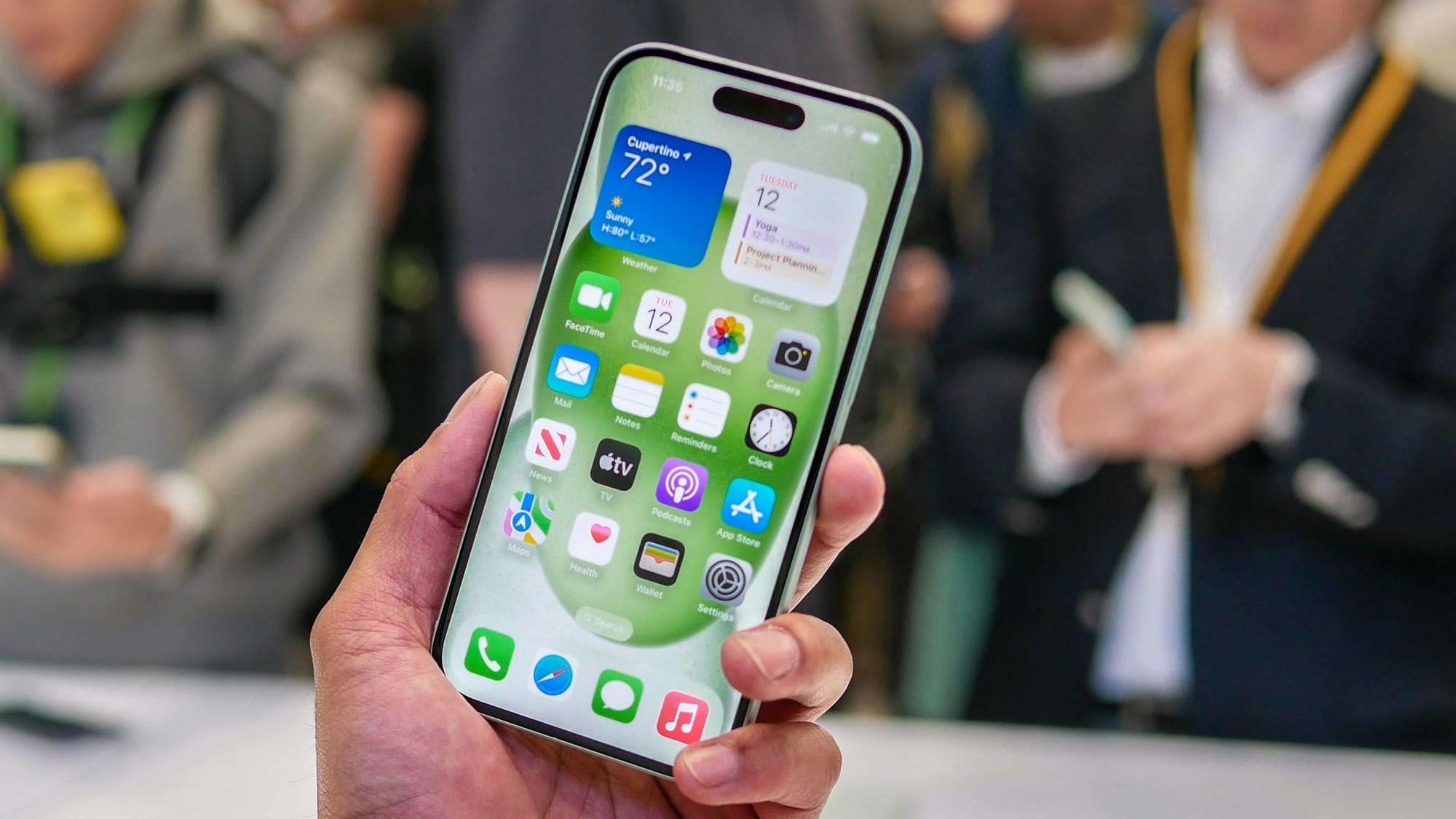 Apple iPhone 15 elinde tutuldu.