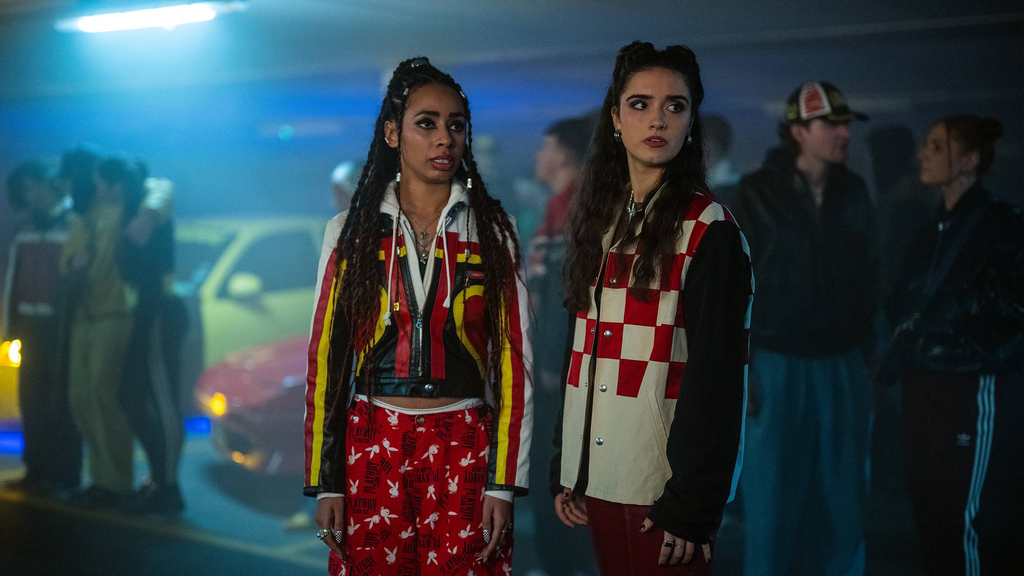 Jenna ve Asha Banks olarak Nuh olarak Enva Lewis