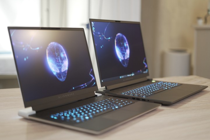Alienware X16 ve M18 bir masada açılır.