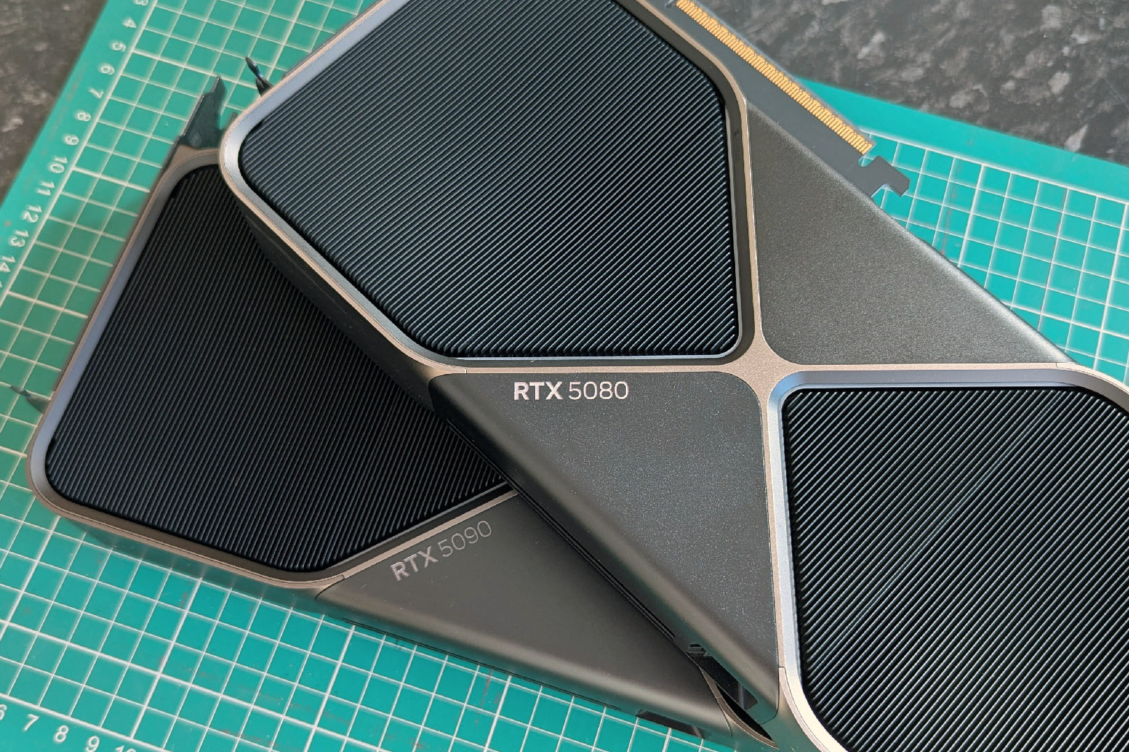 NVIDIA GEFORCE RTX 5080 Kurucular Edition ve RTX 5090 Kurucular Edition Grafik Kartları Birlikte İstiflendi
