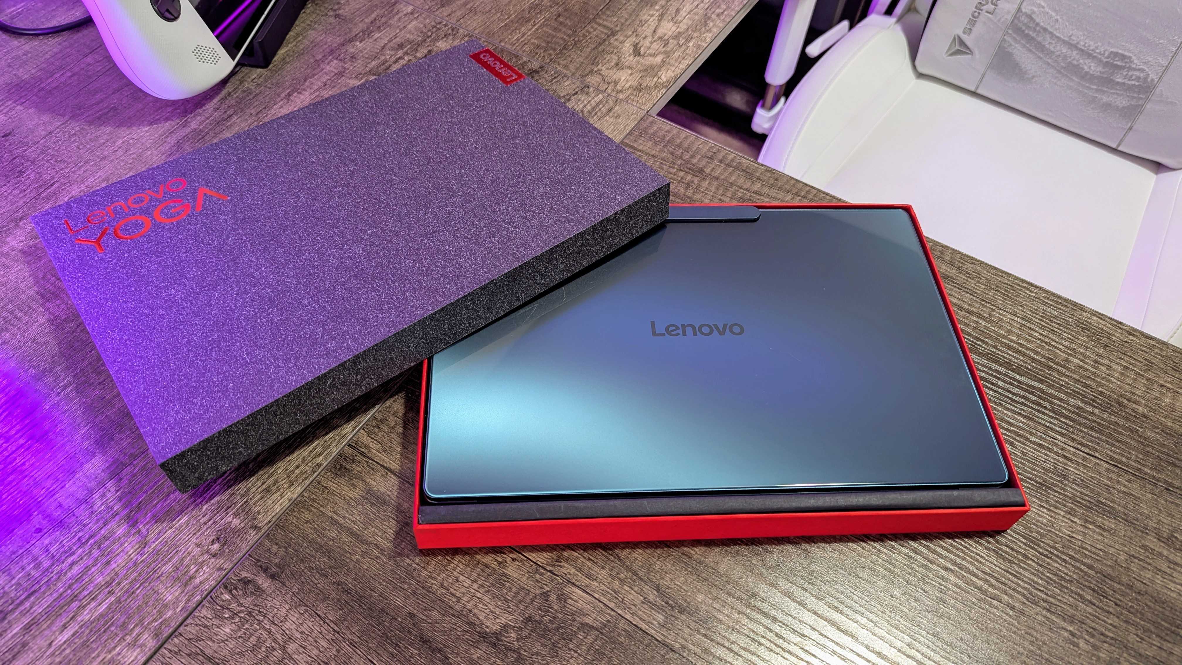 Lenovo Yoga Slim 9i 14 (Gen 10) ve Asus Zenbook A14 (2025) dizüstü bilgisayarların görüntüsü.