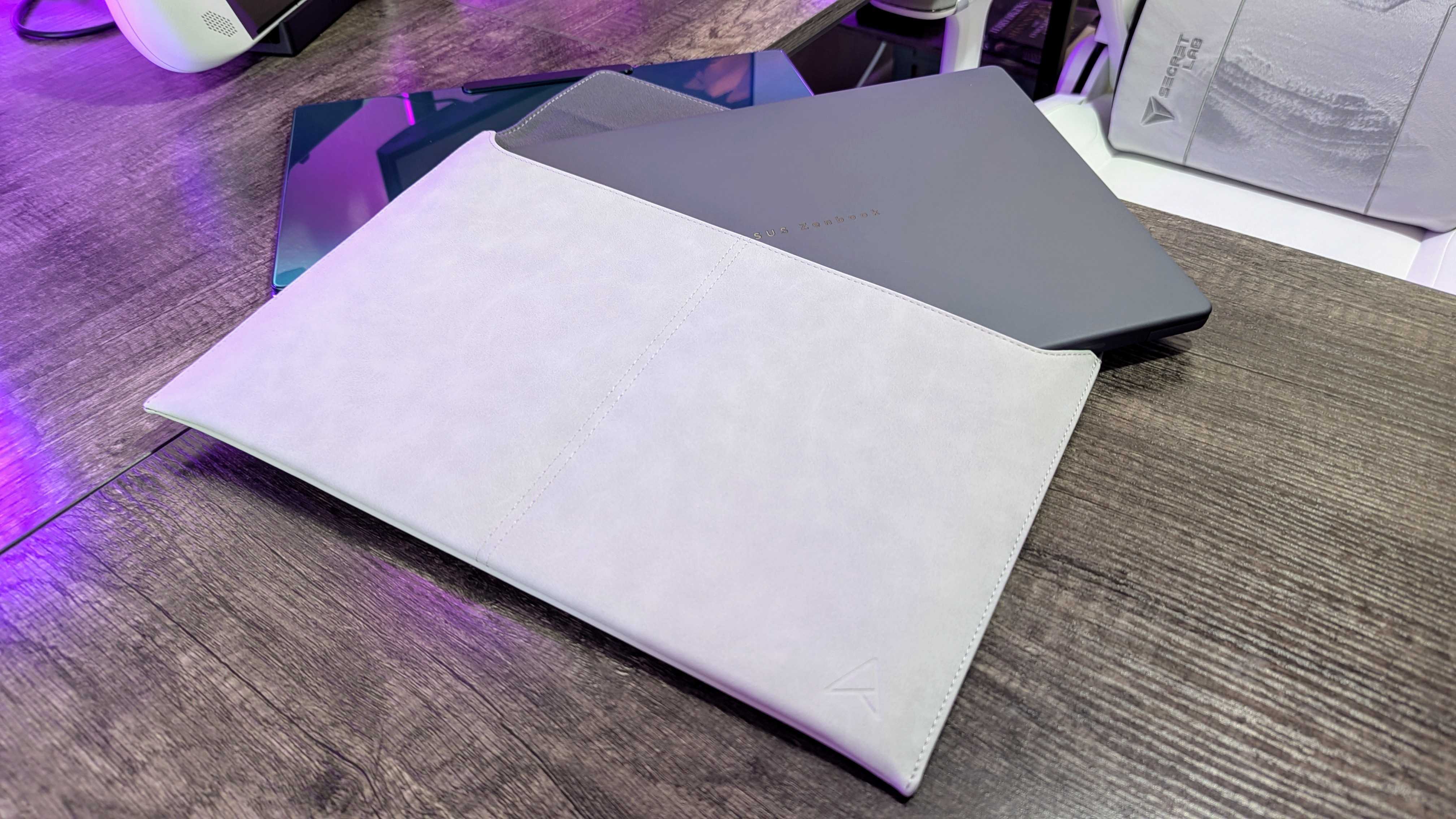 Lenovo Yoga Slim 9i 14 (Gen 10) ve Asus Zenbook A14 (2025) dizüstü bilgisayarların görüntüsü.