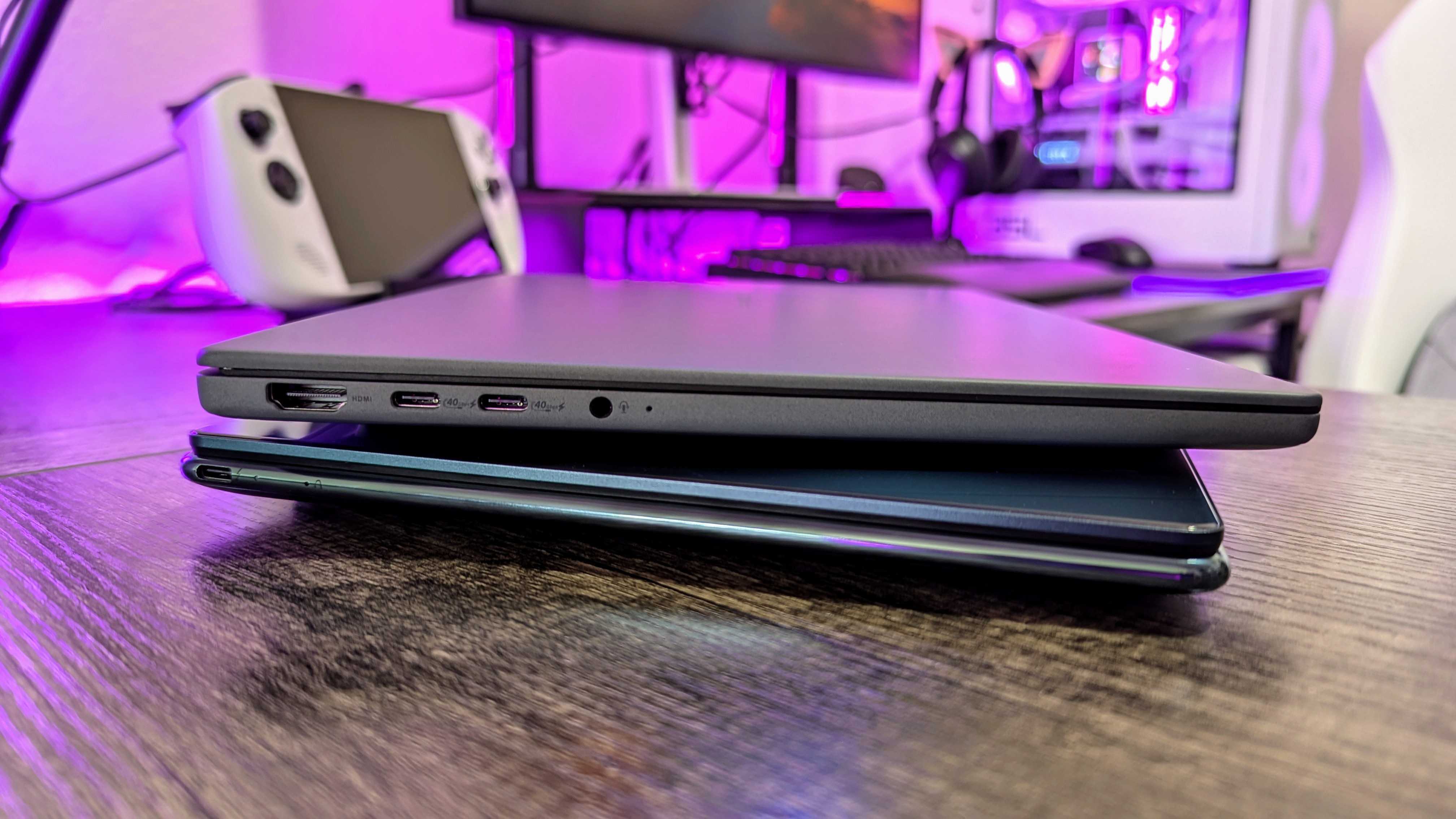 Lenovo Yoga Slim 9i 14 (Gen 10) ve Asus Zenbook A14 (2025) dizüstü bilgisayarların görüntüsü.