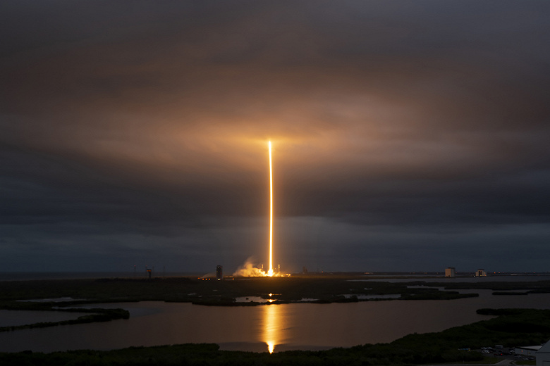 “Roket bir ülkeden ilk kez uçtu, uzaya uçtu ve başka bir ülkeye indi.” Ilon Musk'un bildirdiği gibi, SpaceX Falcon 9 füzesinin yeni lansmanı tarihsel olduğu ortaya çıktı