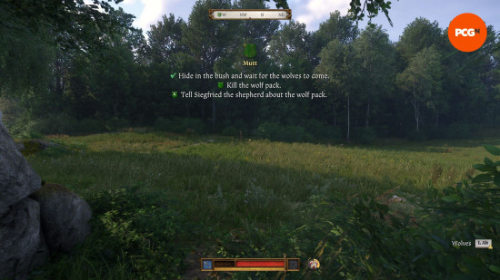 KCD2-HUTT-HIDE Krallık Gelin Kurtuluş 2 Mutt: Yapraklı ağaçlarla çevrili yeşil bir çim alanı.