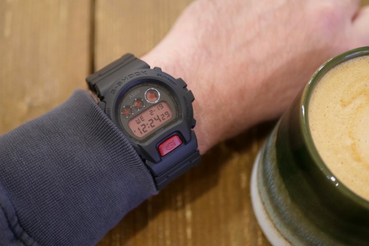G-Shock X ASRV DW-6900 giyen bir kişi.