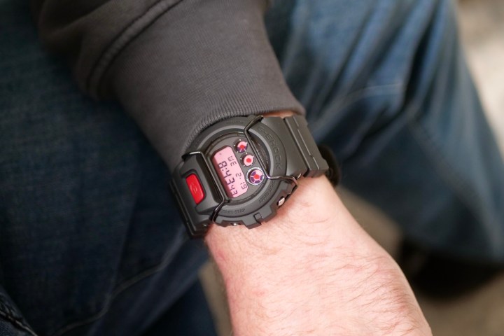 G-Shock X ASRV DW-6900 giyen bir kişi.