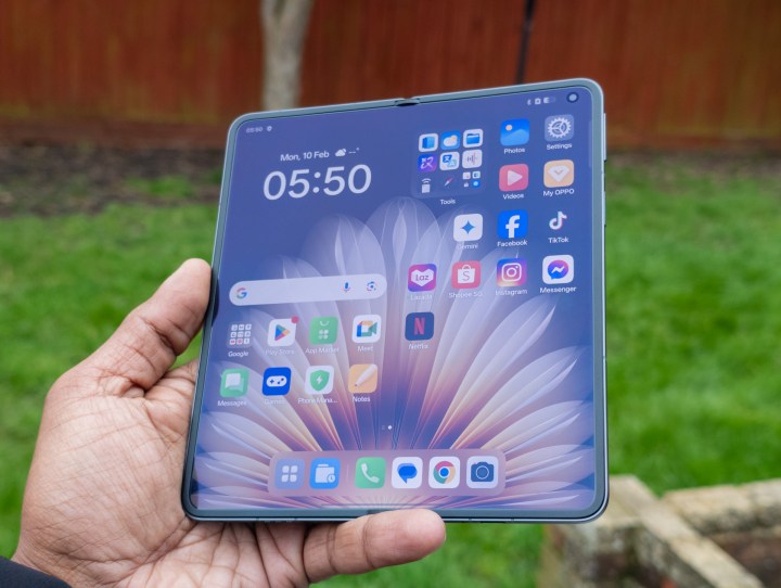 Oppo, ekranın kırışıklığının eksikliğini gösteren bir açıda açık olan N5'i bulur
