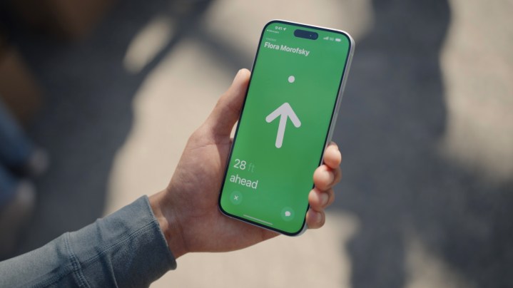 Kullanıcı kullanan biri iPhone 15 ile bulur.