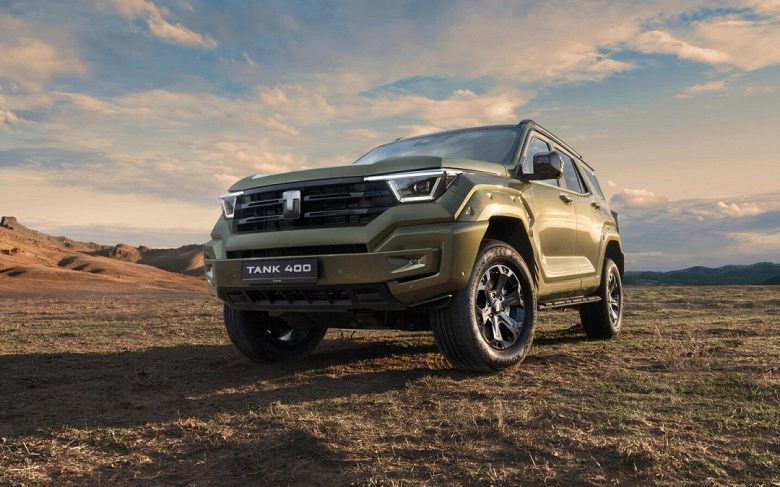 Toyota Land Cruiser 300'ün yerine geçti. İlk Ruslar Çerçeve SUVS Tank 400 aldı