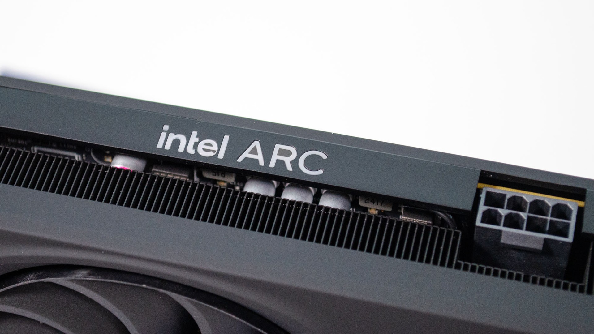 PCIE güç konnektörü ve logosunu gösteren Intel Arc B580 grafik kartı.