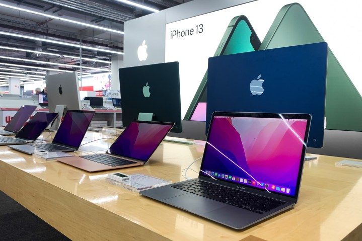Apple ürünleri mağazada görülür.