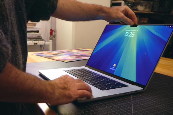 M4 MacBook Pro'yu kullanan bir kişi.