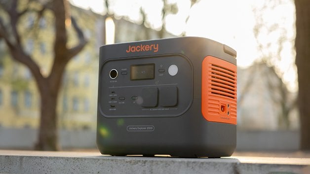 Jackery Explorer 2000 Doğal arka plana sahip beton bir yüzeyde taşınabilir elektrik santrali.