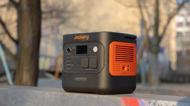 Doğal bir ortamda Jackery Explorer 2000 taşınabilir elektrik jeneratörü.