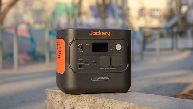Açık havada beton bir yüzeyde Jackery Explorer 2000 taşınabilir elektrik jeneratörü.