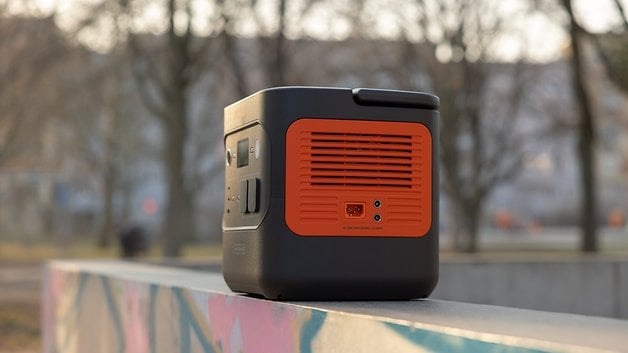 Açık hava sims üzerinde bir Jackery Explorer 2000 taşınabilir elektrik santrali.