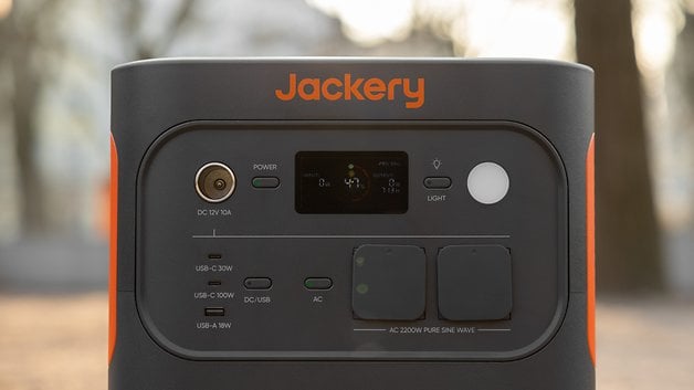 Jackery Explorer 2000 Çeşitli çıkışlar ve ekranlı taşınabilir elektrik istasyonu.