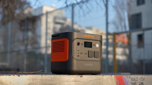 Bir Jackery Explorer 2000 taşıma istasyonu, beton bir yüzeyde açık havada duruyor ve işlevlerini gösteriyor.