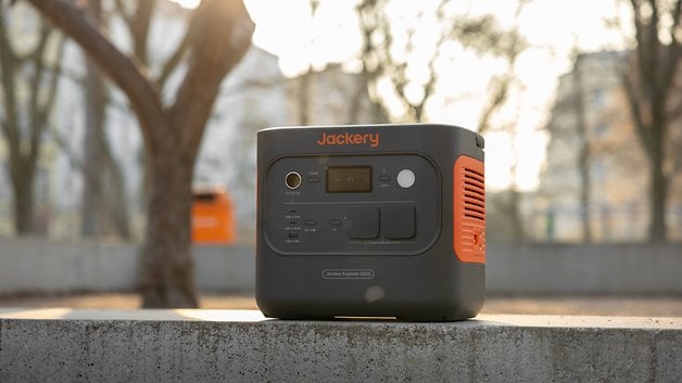 Parktaki beton bir yüzeyde bir Jackery Explorer 2000 taşınabilir elektrik jeneratörü.