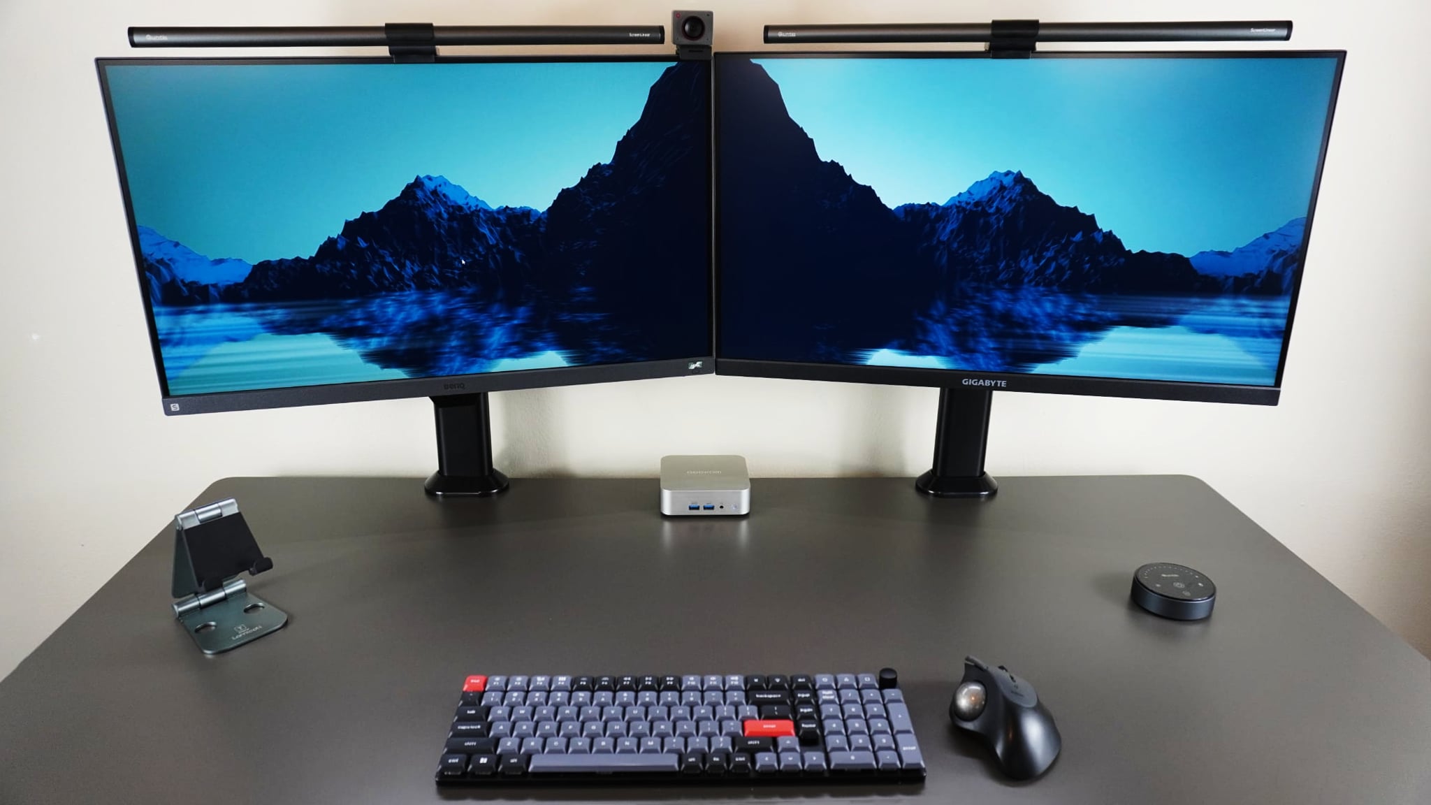 Geekom A6 çevresinde inşa edilmiş bir çift monitör masa kurulumu