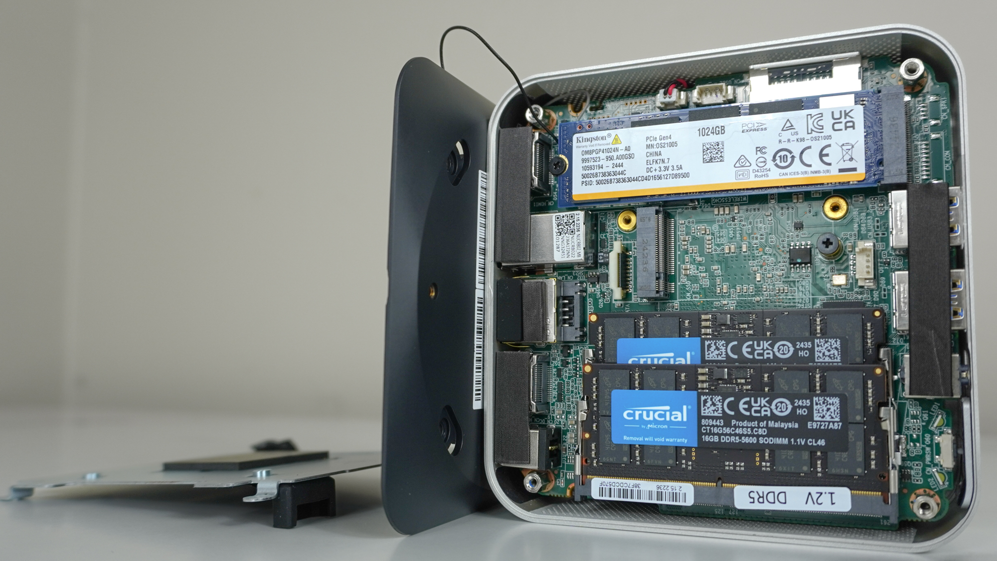 Alt paneli olan Geekom A6, RAM, SSD ve anakartı gösteren çıkarıldı
