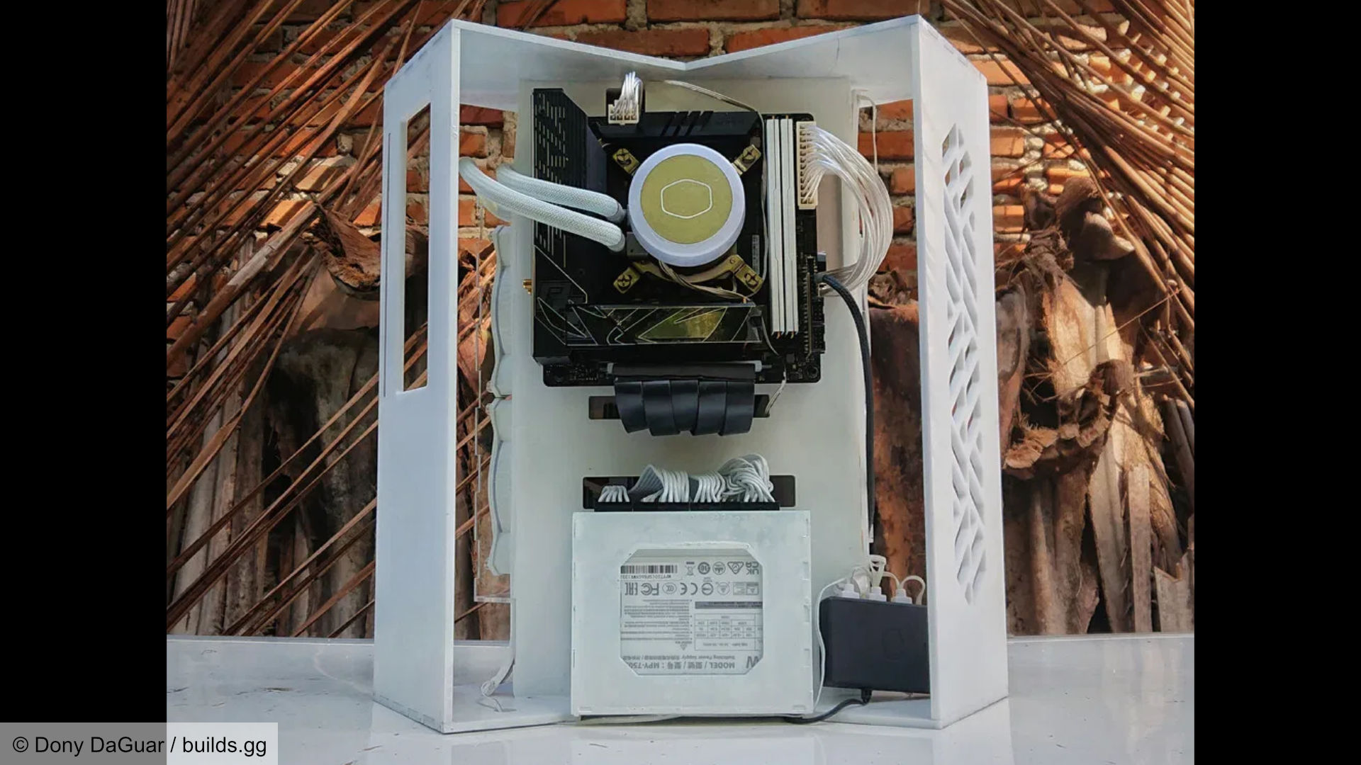 Ugahari-Gaming-PC-Internals Fütüristik uzay benzeri oyun PC yapımı, anakart ve güç kaynağı gösteren iç bölüm.